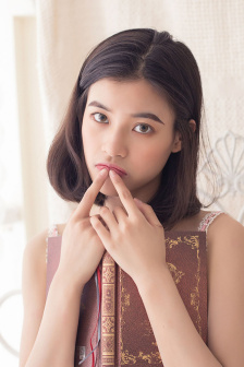 美女弯腰露胸